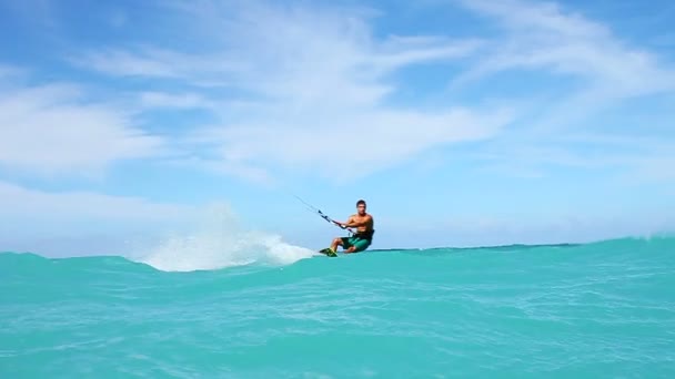 mladé fit muže kite surfingu v oceánu, extrémní letní sportovní hd