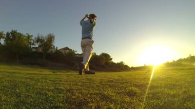 genç adam golf sahasında golf