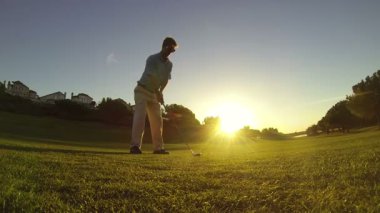 genç adam golf sahasında golf