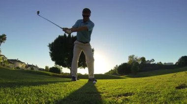 ağır çekim genç adam golf sahasında golf