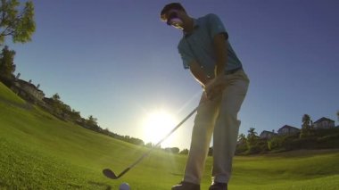 ağır çekim genç adam golf sahasında golf
