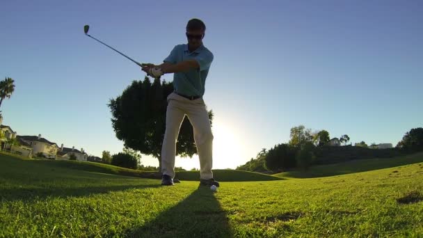 zpomalené mladý muž hrát golf na golfovém hřišti