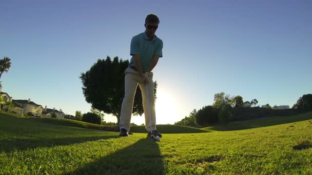 Hombre joven de golf en el campo de golf — Vídeos de Stock