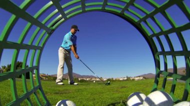 Adam golf sahasında golf isabet sürücüsü
