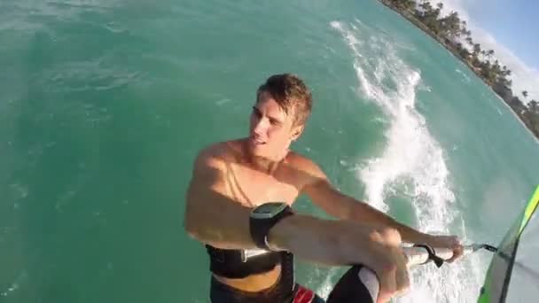 POV Windsurfer hace trucos extremos — Vídeo de stock