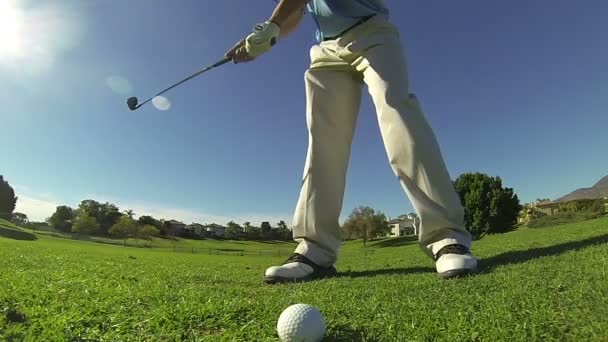 Cámara lenta, hombre de ángulo bajo golpeando tiro de golf — Vídeos de Stock