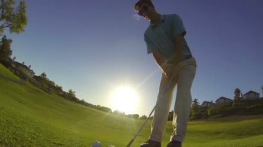 ağır çekim genç adam golf sahasında golf