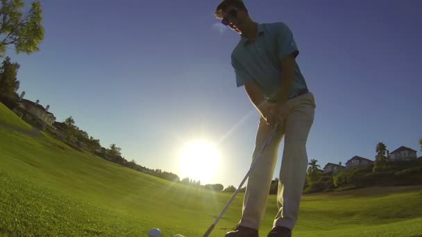 Slow Motion Giovane uomo che gioca a golf al campo da golf — Video Stock