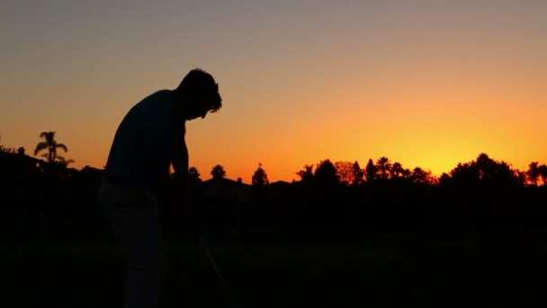 Homem de Silhueta em Movimento Lento Golfe no Campo de Golfe — Vídeo de Stock