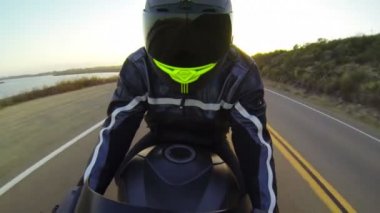 pov kişini günbatımında motosiklet