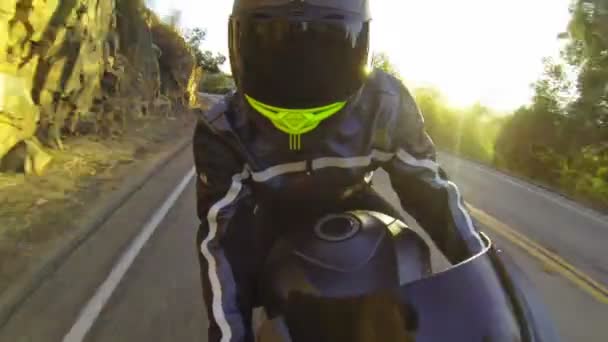 POV muž na koni motocyklu při západu slunce