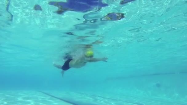 Hombre de cámara lenta nadando bajo el agua en la piscina — Vídeo de stock