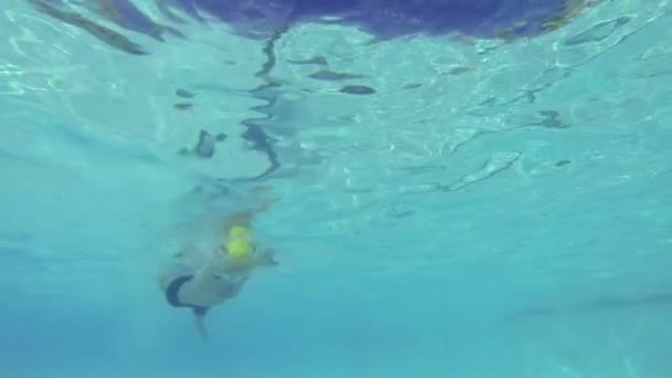 Hombre de cámara lenta nadando bajo el agua en la piscina — Vídeo de stock