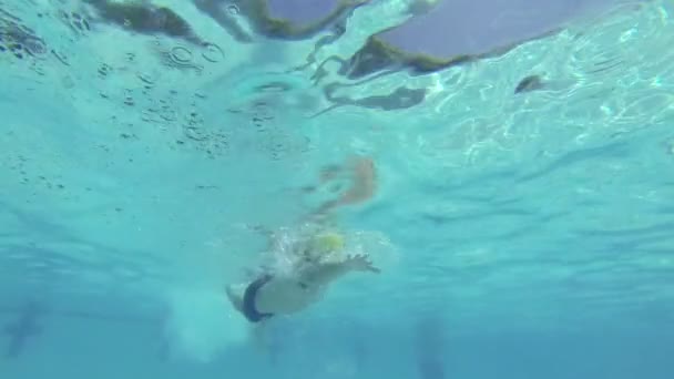 Lassú mozgás ember víz alatti úszás a medencében — Stock videók