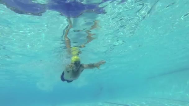 Hombre de cámara lenta nadando bajo el agua en la piscina — Vídeo de stock