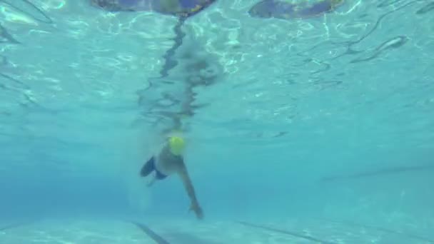 Vista submarina del hombre nadando en la piscina — Vídeo de stock