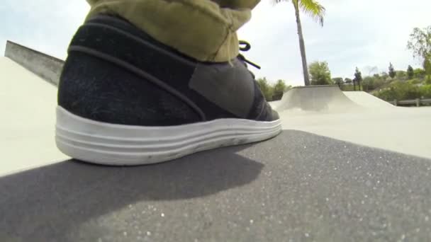 スケートパークでスケート ボードに足をハメ撮り — ストック動画