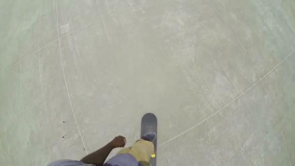 POV man skateboard — Stockvideo