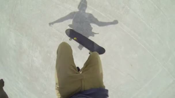 POV man skateboard — Stockvideo