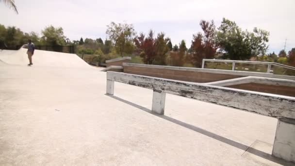 Extreme Skateboarder Dans Skatepark — Video