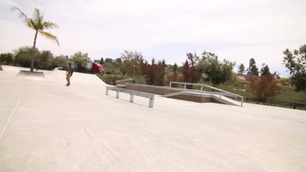 Hombre Skateboarding En Skatepark — Vídeos de Stock