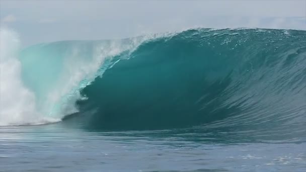 Slow Motion Blue Ocean Wave — Stock Video