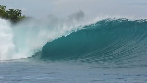 Movimento lento Blue Ocean Wave — Vídeo de Stock