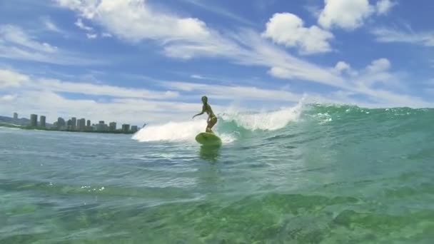Surfer κορίτσι σέρφινγκ κύμα στον ωκεανό — Αρχείο Βίντεο