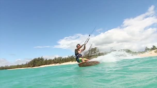 Jonge mannelijke kite surfen in oceaan doet extreme truc — Stockvideo