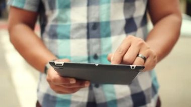 tablet bilgisayar kullanarak adam ele hd