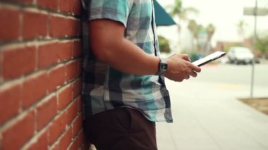 tablet bilgisayar kullanarak adam ele hd