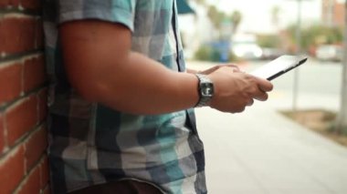 Tanınmayan adam tablet bilgisayar dokunmatik ekranın kullanılması
