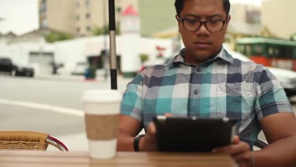 Hand des Mannes mit Tablet-Computer — Stockvideo