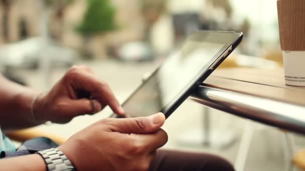 Close Up mão tocando computador tablet no café fora — Vídeo de Stock