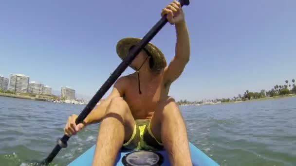 POV Homme kayak dans l'océan — Video