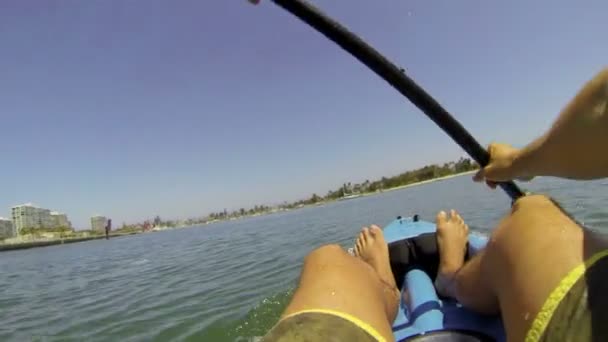 POV Homem de caiaque no oceano — Vídeo de Stock