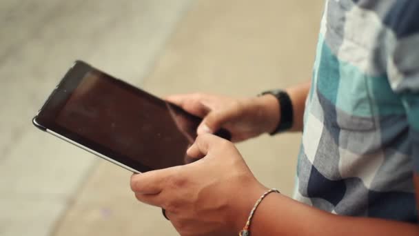 Mann mit Tablet-Computer-Touchscreen unkenntlich — Stockvideo