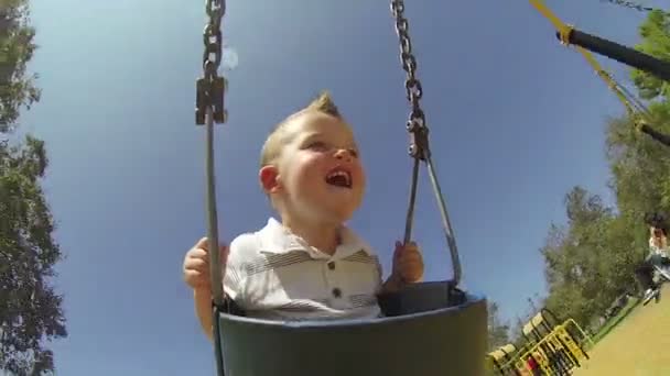 Pov 拍摄的小男孩在公园上阳光灿烂的夏天的一天 — 图库视频影像