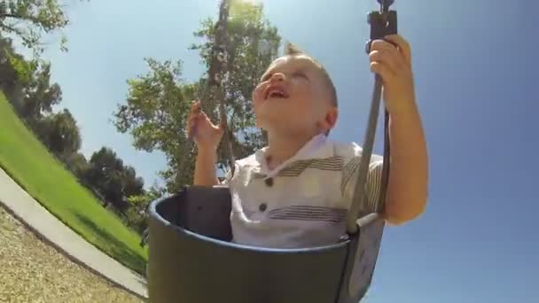 POV Colpo di bambino al parco nella soleggiata giornata estiva — Video Stock