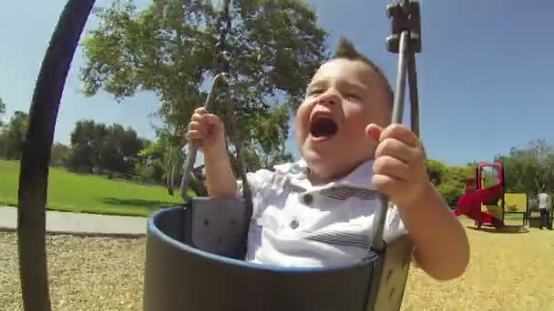 POV Prise de vue de bébé garçon au parc par une journée ensoleillée d'été — Video