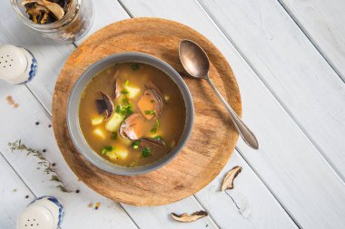 Patatesli ev yapımı mantar çorbası ve taze maydanoz. Tekst için yer.