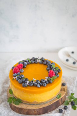 Vejetaryen tofu ve mangolu peynirli kek, vejetaryen pişirme konsepti. Sağlıklı vejetaryen yemekleri.