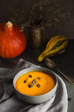 Kabak çorbası, kabak çekirdeği ile servis edilir. Vejetaryen çorbası. Koyu arkaplan.