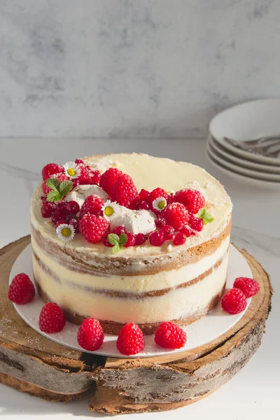 Torta Bianca Semi Nuda Con Lamponi Freschi Torta Compleanno Burro — Foto Stock