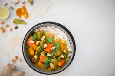 Kabaklı vejetaryen körisi, lahana, açık arkaplanda brokoli..