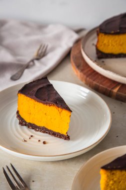 Vejetaryen kabaklı tofu peynirli kek, vejetaryen pişirme konsepti. Sağlıklı vejetaryen yemekleri.