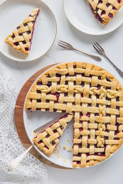 Assiette Avec Délicieuse Tarte Aux Cerises Maison Sur Fond Blanc — Photo