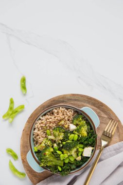 Vejetaryen detoks, arpa, edamame, lahana, brokoli ve tofu ile yeşil Buda kasesi. Boşluğu kopyala.