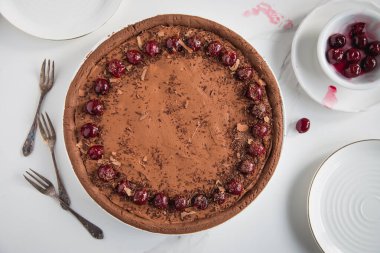 Hafif arka planda kirazlı çikolatalı turta. Vejetaryen çikolatalı tatlı. Seçici odak.