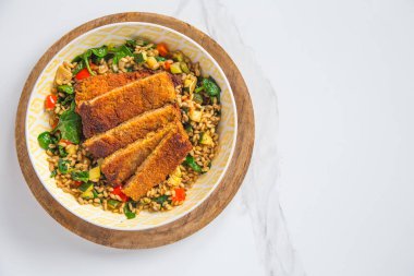 Kıtır kıtır, kızarmış soya pirzolası ve sebze. Sağlıklı vejetaryen yemeği. Üst görünüm, alanı kopyala.